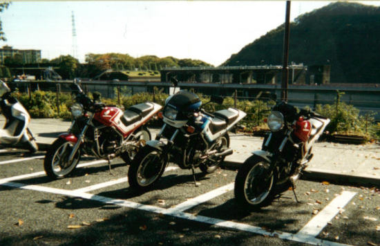 津久井湖駐車場に集合した3台のVF400F