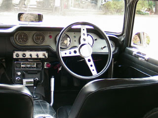 S800クーペの運転席