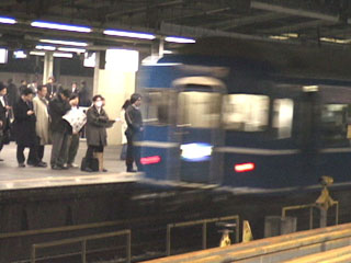 品川駅を発車する銀河