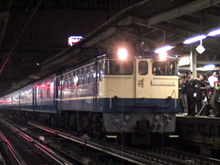 横浜駅に停車中の「銀河」