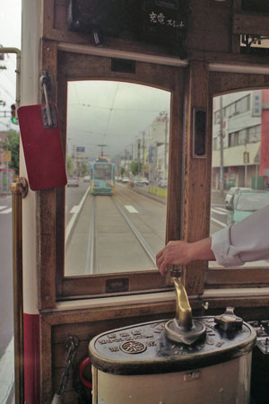 箱館ハイカラ號の車内から前方を見る