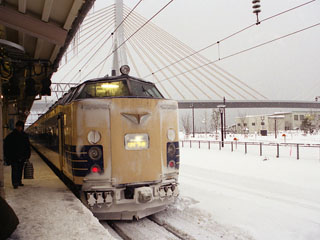 青森駅に到着したはくつる81号