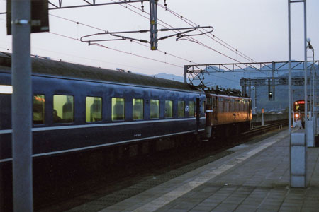 行橋駅を発車する上り富士