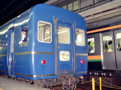 東京駅で発車を待つはやぶさ