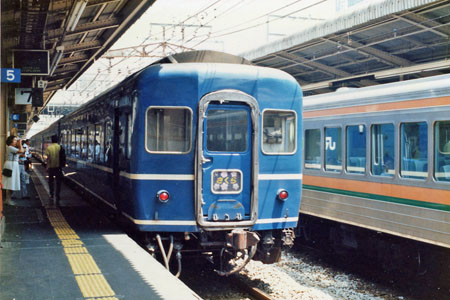 横浜駅を発車するさくら