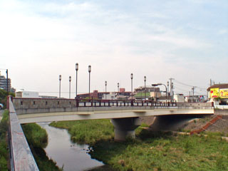 横から見た吉田大橋