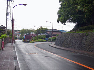 城山公園の前を通り過ぎる