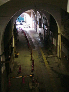 国道駅の高架下の通路。奥が旧東海道側。