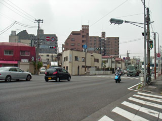旧東海道は正面の赤信号の所へ入って行く。右は国道15号横浜駅方面。