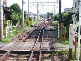 入生田踏切から入生田駅を望む