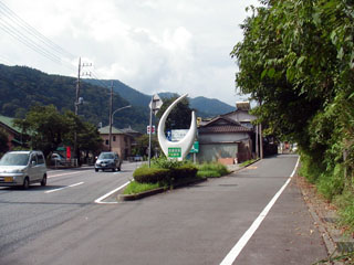 右の細い道が旧東海道