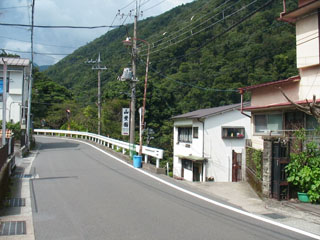 台の茶屋分岐点。この先石畳。