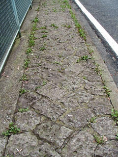 七曲りの石畳風歩道