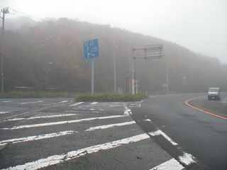 箱根新道出口付近。右は国道1号。