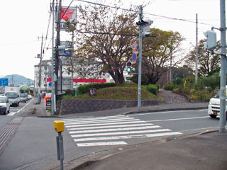 五本松交差点から右の遊歩道へ