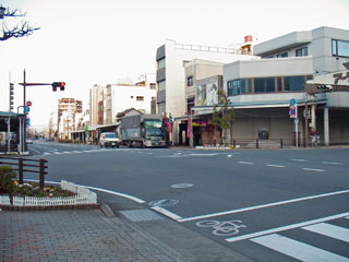旧東海道は右手前から左へ