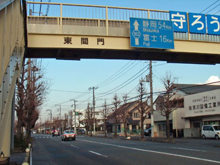 東間門と書かれた歩道橋