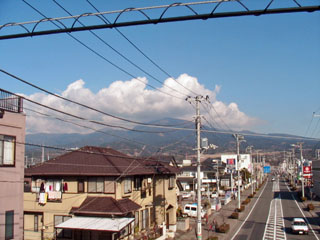 原町歩道橋から愛鷹山を望む