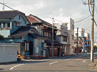 右奥の信号の所が吉原駅北口交差点