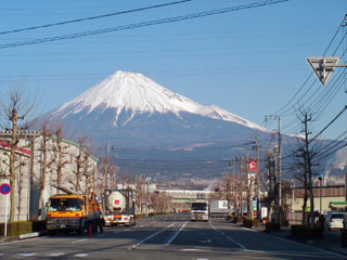 河合橋の先から見た富士山