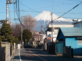 正面に見える富士山