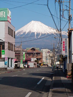 吉原中央町郵便局の前から見た富士山