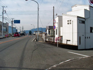 潤井川を渡る橋の手前を右へ