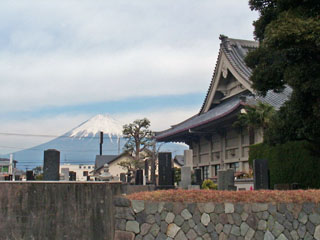 金正寺の裏から見る富士山