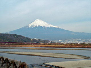 富士川西岸から見た富士山