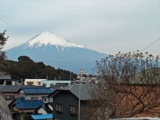 東名高速の手前から見た富士山