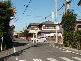 県道と上往還・中往還の分岐点