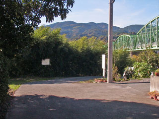 富士川橋の下へ続く道