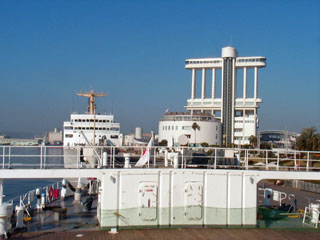 大成丸から見た青雲丸と名古屋港ポートビル