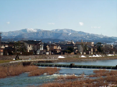 犀川と県境の山々