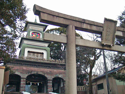 尾山神社の鳥居と神門